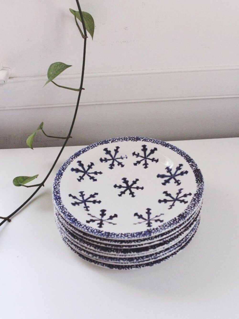 Vintage Holiday Snowflake Pattern Ceramic Dinner Plates Gibson Set Of 8 Blue Whi - Picture 3 of 7
